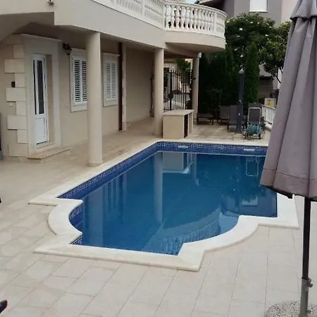 Lizzi Vikendica Trogir